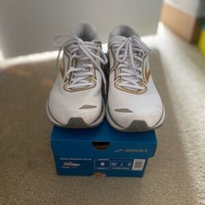 Brooks women’s Sneakers - White and Gold